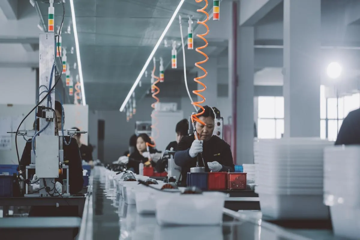 Semiconductor manufacturing cleanroom with automated machinery